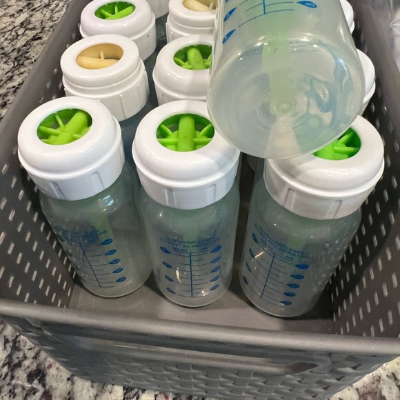 Lot of 4oz plastic Dr Brown bottles - Picture 2 of 3